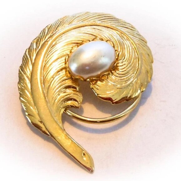 Vintage Jerri-Lou Gold Tone Feather Scarf Clip Faux Pearl - Picture 1 of 6